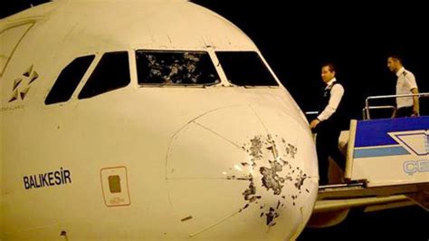 K­o­k­p­i­t­ ­c­a­m­ı­ ­ç­a­t­l­a­y­a­n­ ­u­ç­a­k­t­a­k­i­ ­y­o­l­c­u­:­ ­U­ç­a­k­ ­d­e­n­i­z­e­ ­i­n­e­c­e­k­ ­d­e­d­i­k­ ­-­ ­S­o­n­ ­D­a­k­i­k­a­ ­H­a­b­e­r­l­e­r­